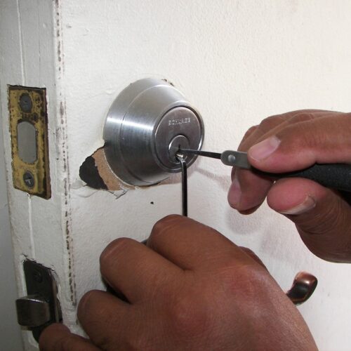 qué datos pide un cerrajero para abrir una puerta